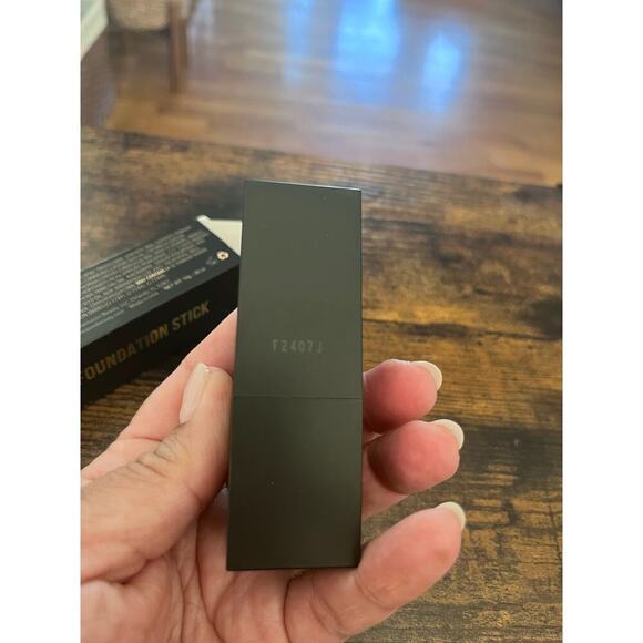 Glamazon by Kim Baker Second to None Foundation Stick Chocolate Mousse Compact - Picture 4 of 11